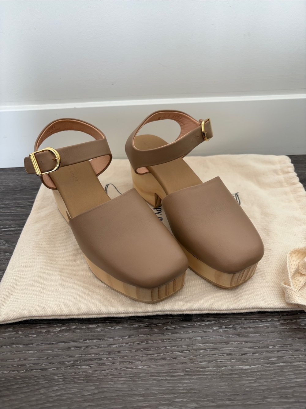 Like new! Poppy Batley East Coast clog in biscotti - size 7